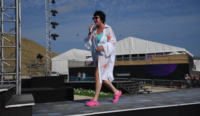 Лолита постирала одежду в тюменском туалете