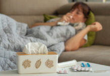 Медики прогнозируют сезонный подъем респираторных заболеваний весной 2025 года IllSickMiddleAgedWomanSneezingBlowingRunningNoseHolding