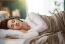 Сомнолог Герасимова раскрыла секреты здорового сна ABeautifulYoungWomanIsSleepingInTheBedroomAt