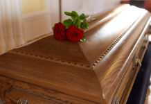 Саралиев заявил о новом обмене телами военнослужащих между Москвой и Киевом — 757 на 45 FuneralAndMourningConcept-RedRoseFlowersOnWooden