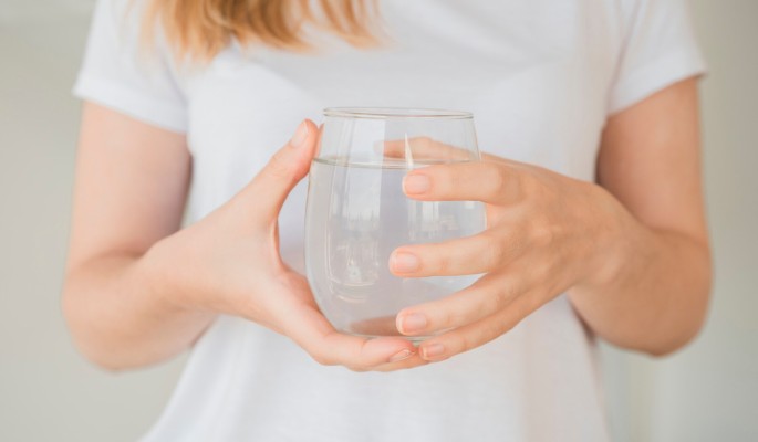 Нужно ли начинать день со стакана воды и зачем?