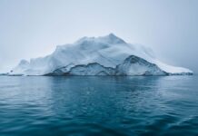 Уникальное природное явление в Антарктике ArcticNatureLandscapeWithIcebergsInGreenlandIcefjordWithMidnight