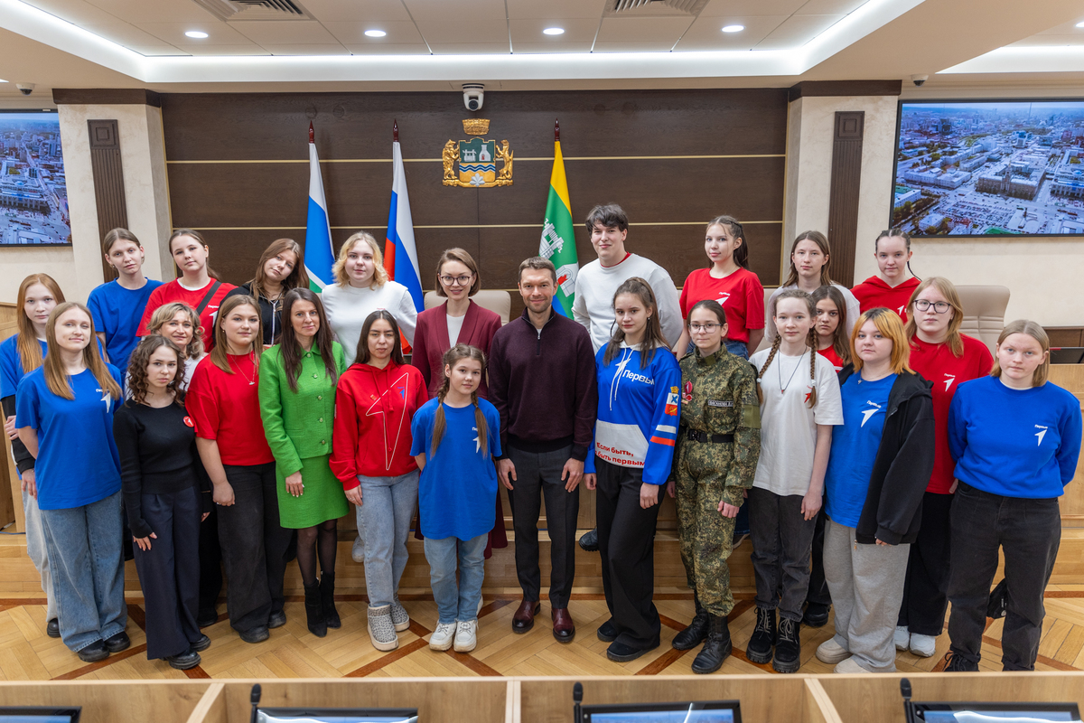 Алексей Вихарев и члены волонтерского центра