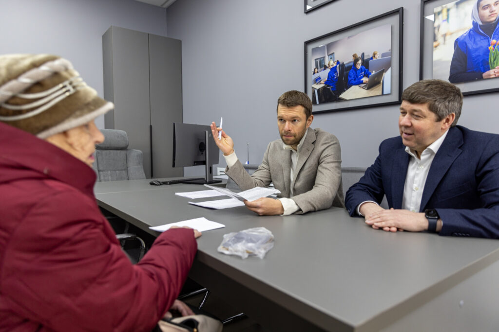 Алексей Вихарев открыл новый волонтерский центр в Ирбите