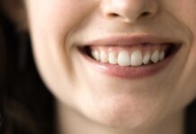 Стоматолог Радько объяснила возможность выравнивания зубов после 40 лет CloseUpLowerFaceYoungWomanWithBeautifulSmileRevealing