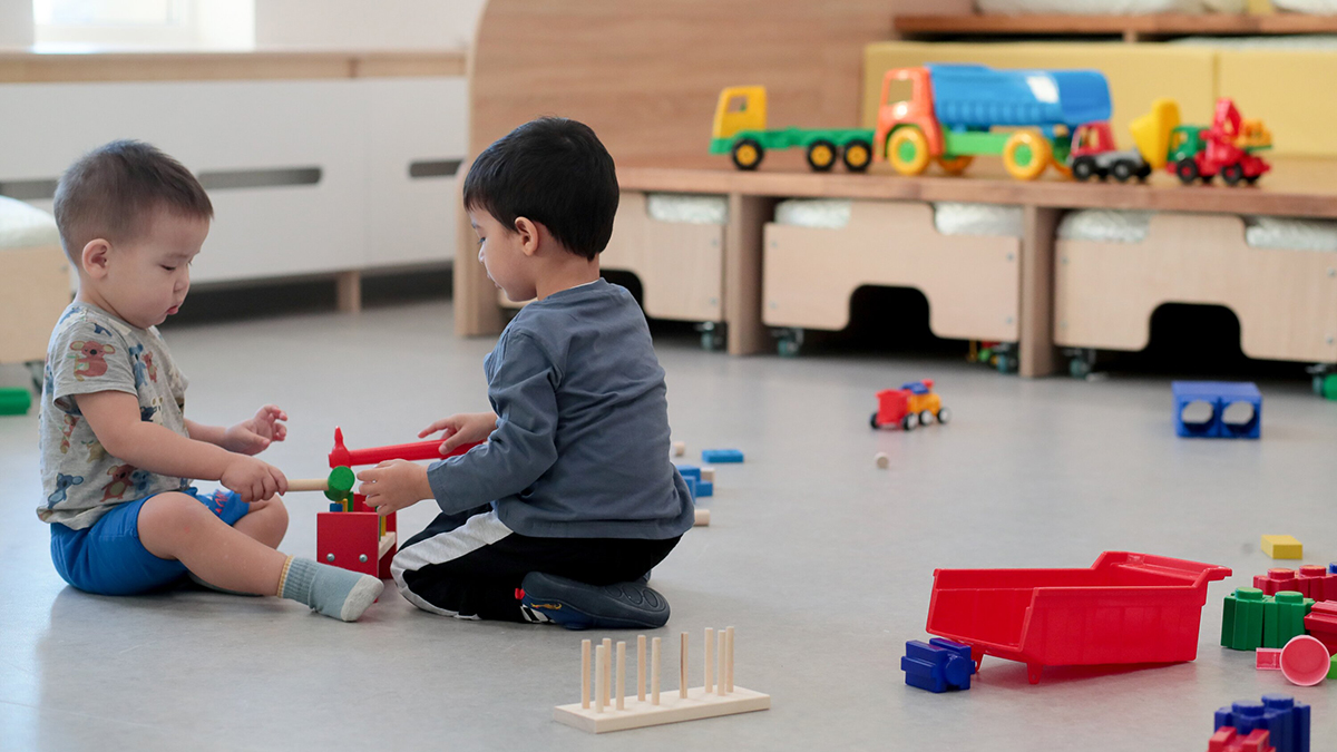 Двое детей сбежали из детского сада в Твери во время прогулки