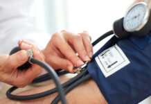 Советы кардиолога для эффективного контроля гипертонии BloodPressureMeasuringDoctorAndPatientHealthCare