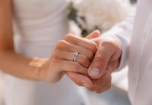 Может ли муж взять фамилию жены при заключении брака f1003492-209b-49fb-9c90-3fd1703d02fa-67fe0405