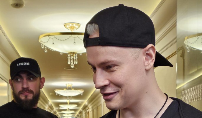 Слова из песни SHAMAN высекли на огромном памятнике: смотрим реакцию артиста