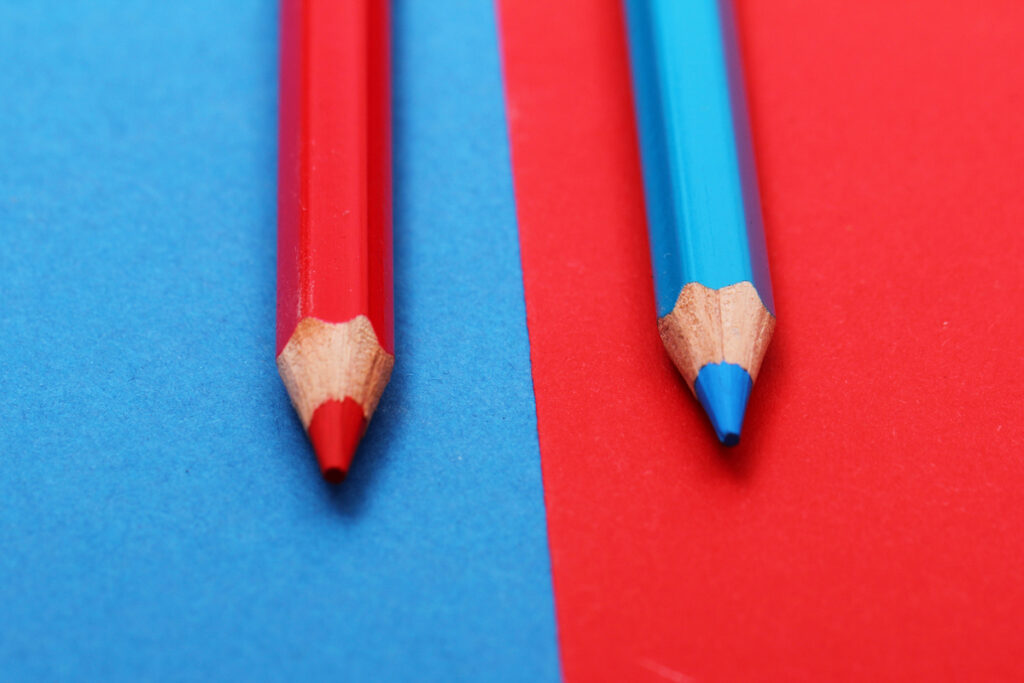 красный карандаш на синем фоне и наоборот