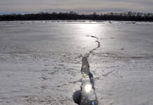 Льдина с рыбаками откололась у берегов Сахалина: операция по спасению в разгаре ldina s rybakami otkololas u beregov sahalina operacziya po spaseniyu v razgare-ekbonline-ru-174074339000-0