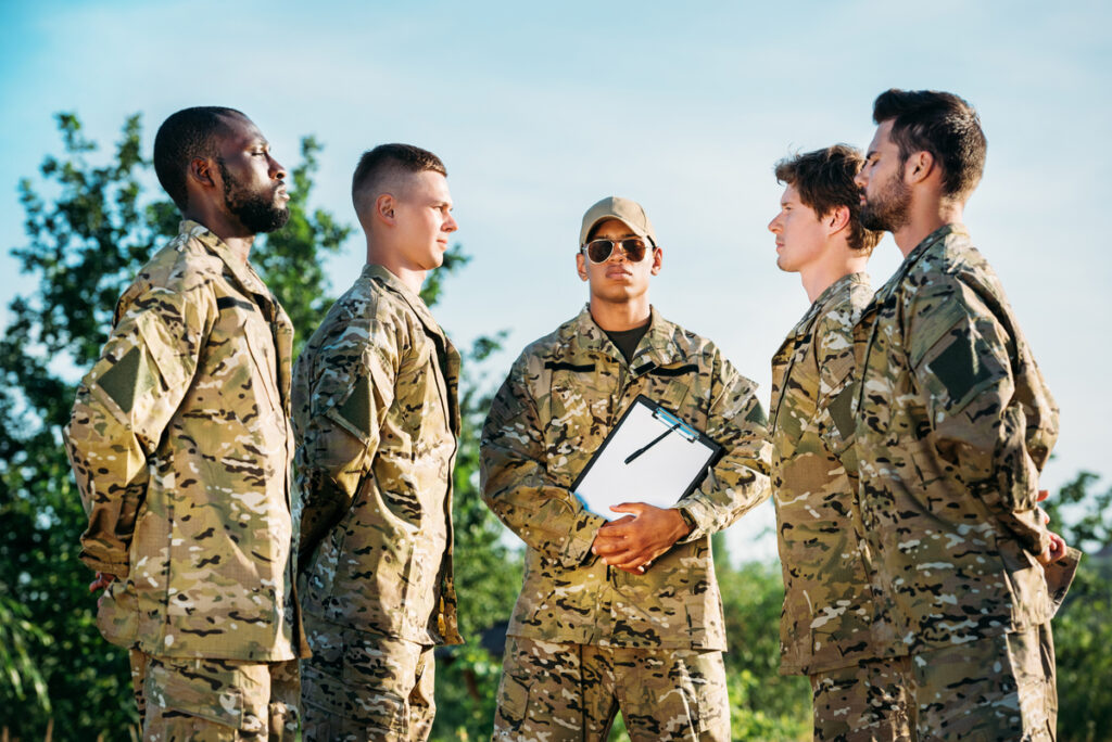 мужчины в военной форме