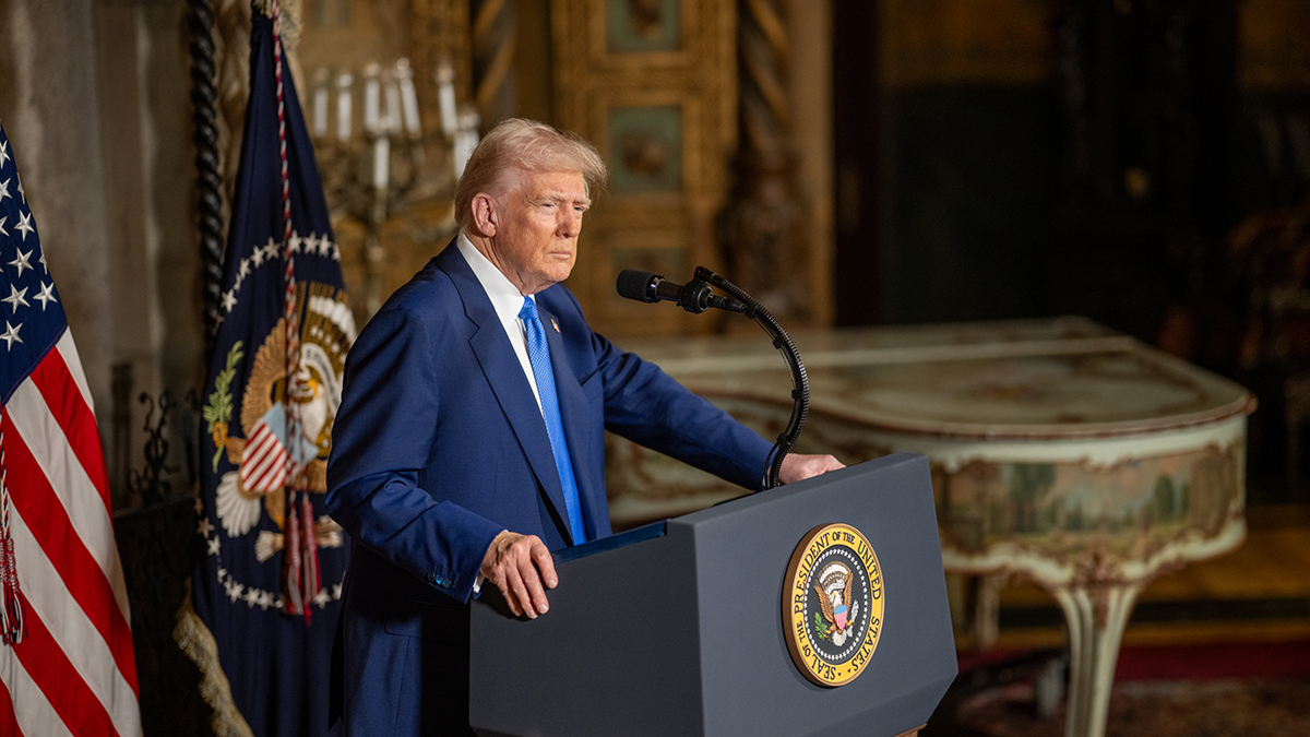 На руке Дональда Трампа заметили большой синяк