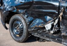 Автомобиль Toyota Mark II повредил дорожное ограждение во Владивостоке avtomobil povredil dorozhnoe ograzhdenie vo vladivostoke-ekbonline-ru-174077940600-0