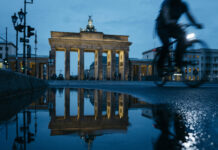 Берлин в огне протестов Левая партия и Союз Вагенкнехт против НАТО и военных кредитов berlin v ogne protestov levaya partiya i soyuz vagenkneht protiv nato i voennyh kreditov-ekbonline-ru-174205801000-0