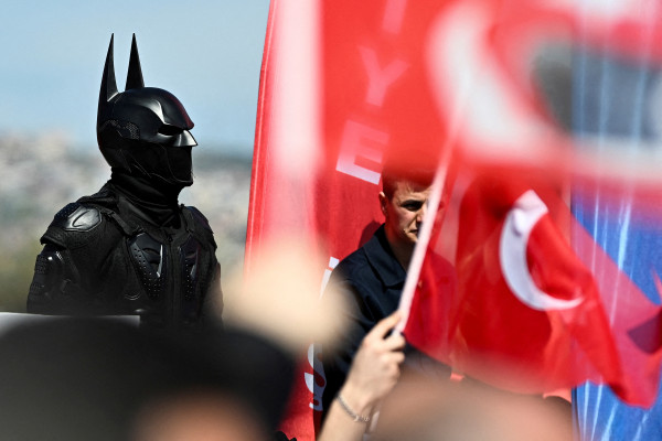 Многотысячные протесты в Турции продолжаются с 19 марта дня, когда задержали мэра Стамбула (Dylan Martinez / Reuters)