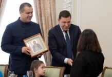 Евгений Куйвашев и Умар Кремлёв подарили многодетным семьям Урала сертификаты на новые дома evgenij kujvashev i umar kremlyov podarili mnogodetnym semyam urala sertifikaty na novye doma-ekbonline-ru-174160899100-0