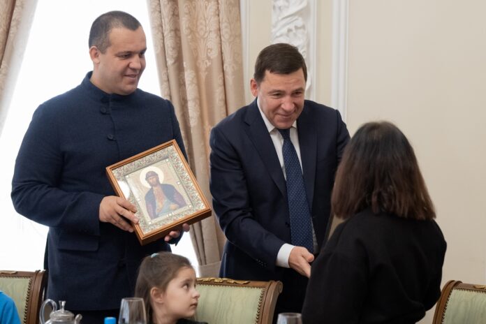 Евгений Куйвашев и Умар Кремлёв подарили многодетным семьям Урала сертификаты на новые дома-0