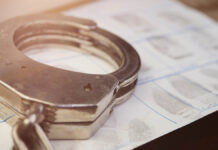 ФСБ пресекла деятельность журналистки в Якутске по статье 205.2 УК РФ CrimeAndViolenceConceptpoliceHandcuffsOnFingerprintsCrimePageFile