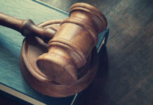 Москвичка получила срок за оскорбление рабочих и пневматический пистолет JudgeGavelAndLegalBookOnWoodenTable