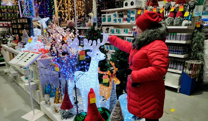 Как купить подарки всем и не разориться? Советы экономиста