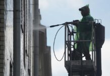 Петр Бирюков запустил промывку 200 фасадов на Садовом кольце Москвы Промывка фасадов жилых домов административных зданий и тротуарной плитки в центре Москвы