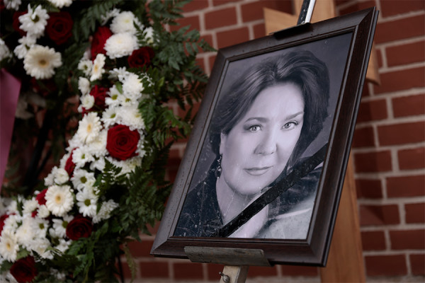 Прощание с Голубкиной состоялось в московском храме Святителя Николая на Трех Горах. Говорить о Ларисе Ивановне в прошедшем времени не представляется возможным, и мы не будем. В нашем сердце и памяти она именно такая, как на этих фото   всегда яркая, энергичная, волевая, смелая и стремительная ,   говорится в заявлении театра Российской армии в соцсетях. Там актриса прослужила больше 60 лет. (Михаил Гребенщиков / РБК)