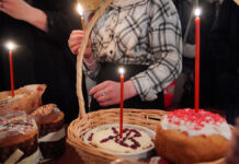 Протоиерей Харитонов одобрил идею новых выходных в честь светлых праздников Освящение пасхальных куличей и яиц в церкви святых Космы и Дамиана в Старых Панех