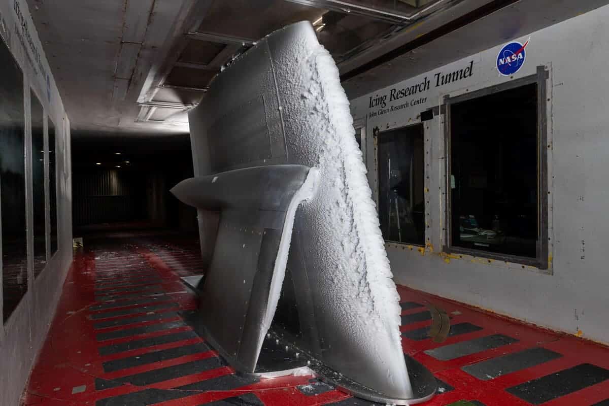 NASA провело успешные испытания авиакрыльев для защиты от обледенения-0