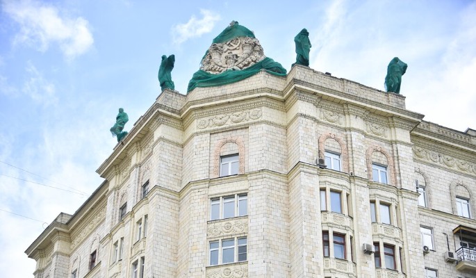 Стартовали реставрация скульптур на крыше Дома геологов