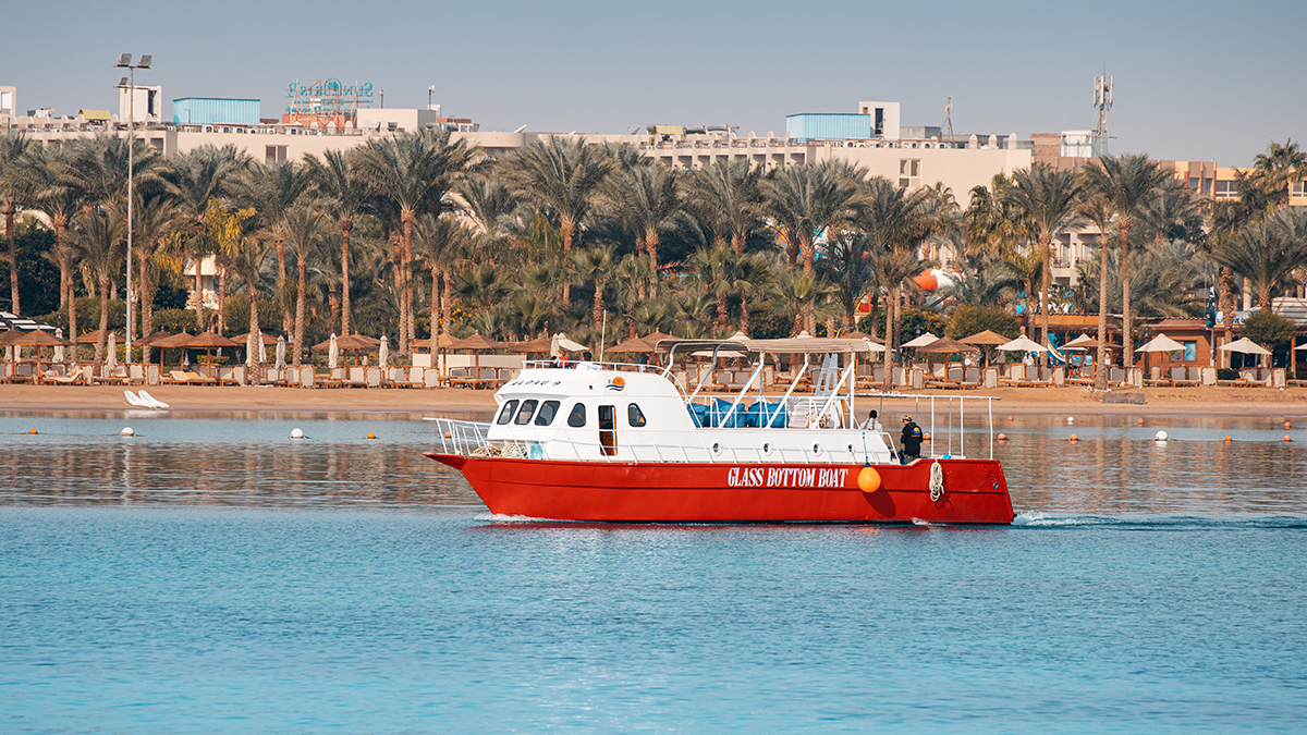 Генконсульство: 38 россиян спасли после крушения батискафа у берегов Хургады