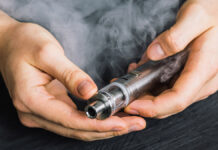 Удивительные признаки EVALI и пути к выздоровлению назвали Василий Шуров и Андрей Кондрахин VapeDeviceAtCloudOfVaporBackgroundVapeConceptToned