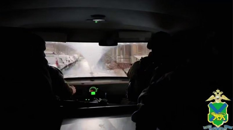 Стоп-кадр из видео задержания злоумышленников во Владивостоке стоп-кадр из видео, опубликованного пресс-службой УМВД России по Приморскому краю