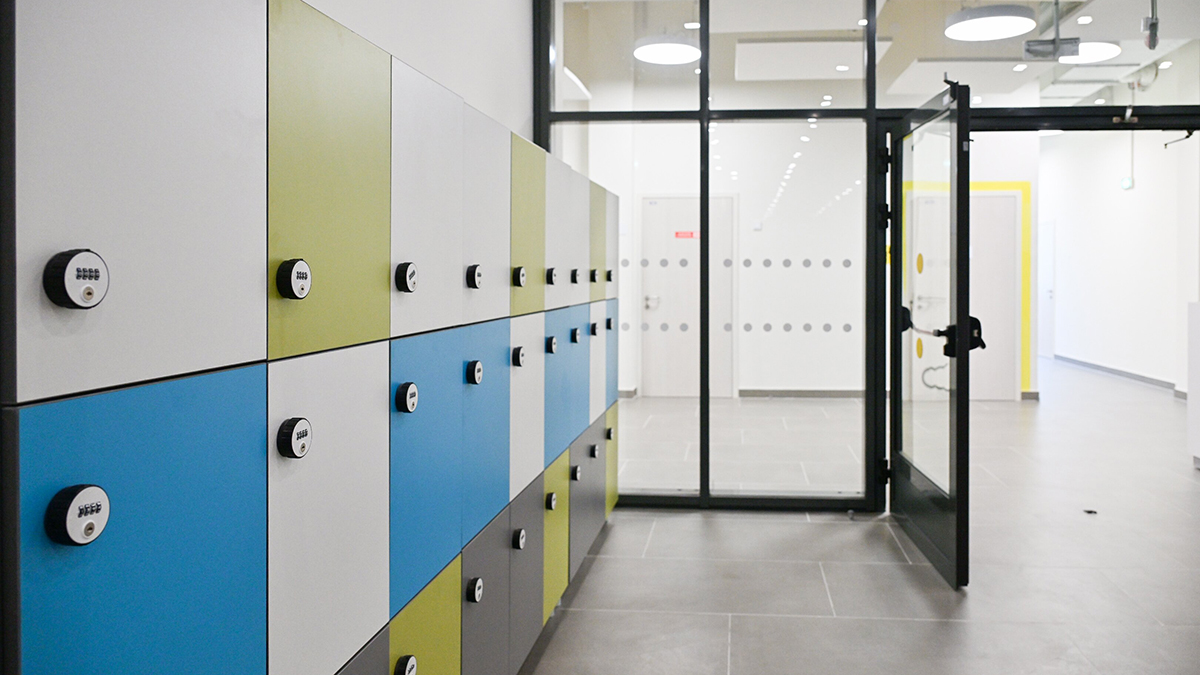 Мэр Риги наградил учителя, заставлявшего русских детей вставать под гимн Украины