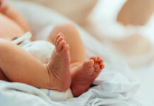 Военкомы Украины задержали отца с младенцем в Ровненской области NewBornBabyFeetOnWhiteBlanketInHospital