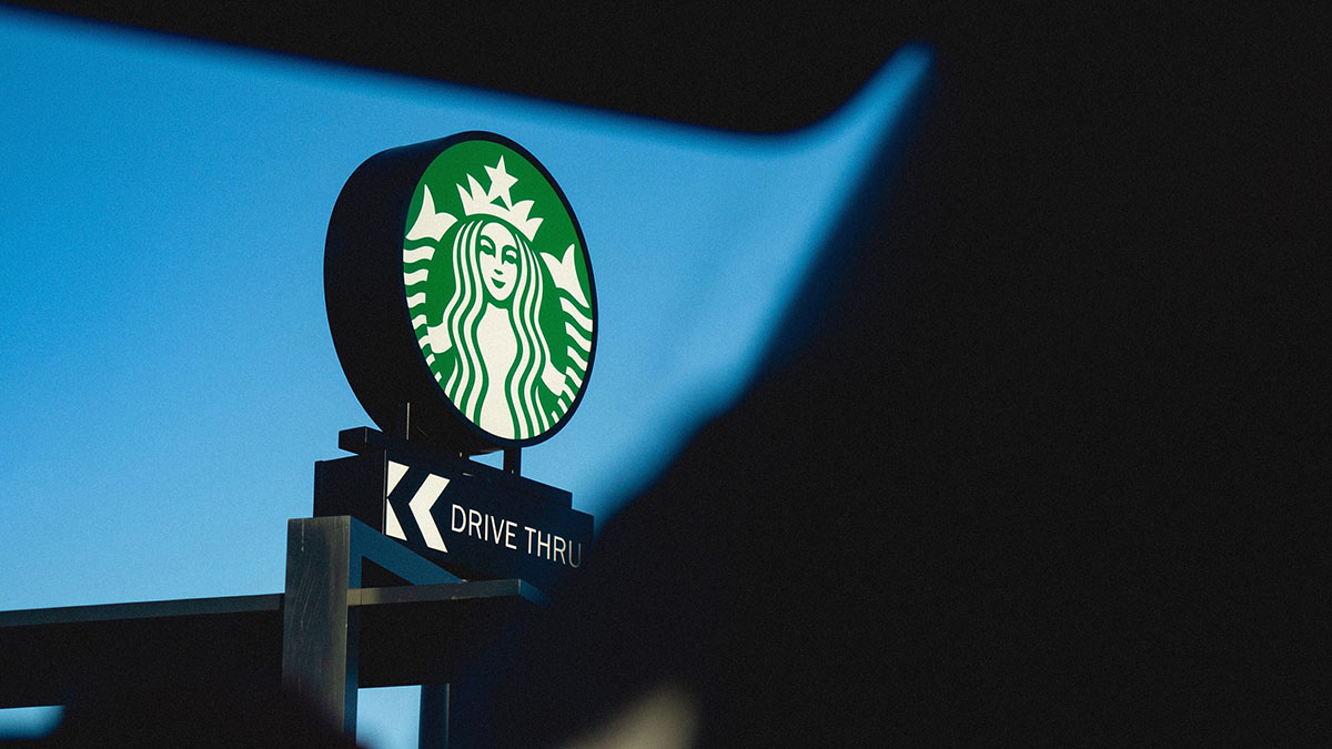 Мужчина в США отсудил у Starbucks 50 миллионов долларов из-за ожогов от чая