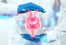 Анастасия Фатеева объясняет, как распознать рак щитовидной железы ThyroidGlandDoctorLooksAtAHologramOrUltrasoundOf