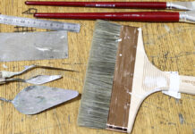 Показ исторических барельефов со здания на Никольской улице в реставрационной мастерской