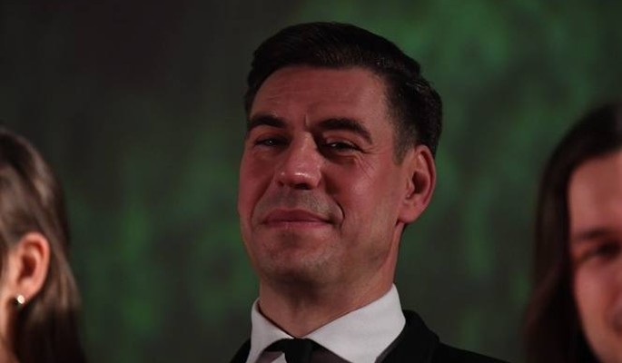 Голый Дюжев спрятал причинное место за полотенцем: фото