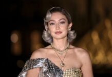 Джиджи Хадид и блеск Moschino - серебристый парик и модные эксперименты на Парижской неделе dzhidzhi hadid i blesk serebristyj parik i modnye eksperimenty na parizhskoj nedele-ekbonline-ru-174471561300-0