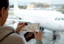 Red Wings и Аэрофлот призывают к бдительности - как защититься от мошенников при бронировании билетов AWomanAtAnInternationalAirportHoldingAPassportAnd