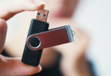 История Элли и Тома Харт Невероятная ценность забытой флешки с биткоинами WomanHoldingAPenDriveFlashUsbComputerMemoryStick