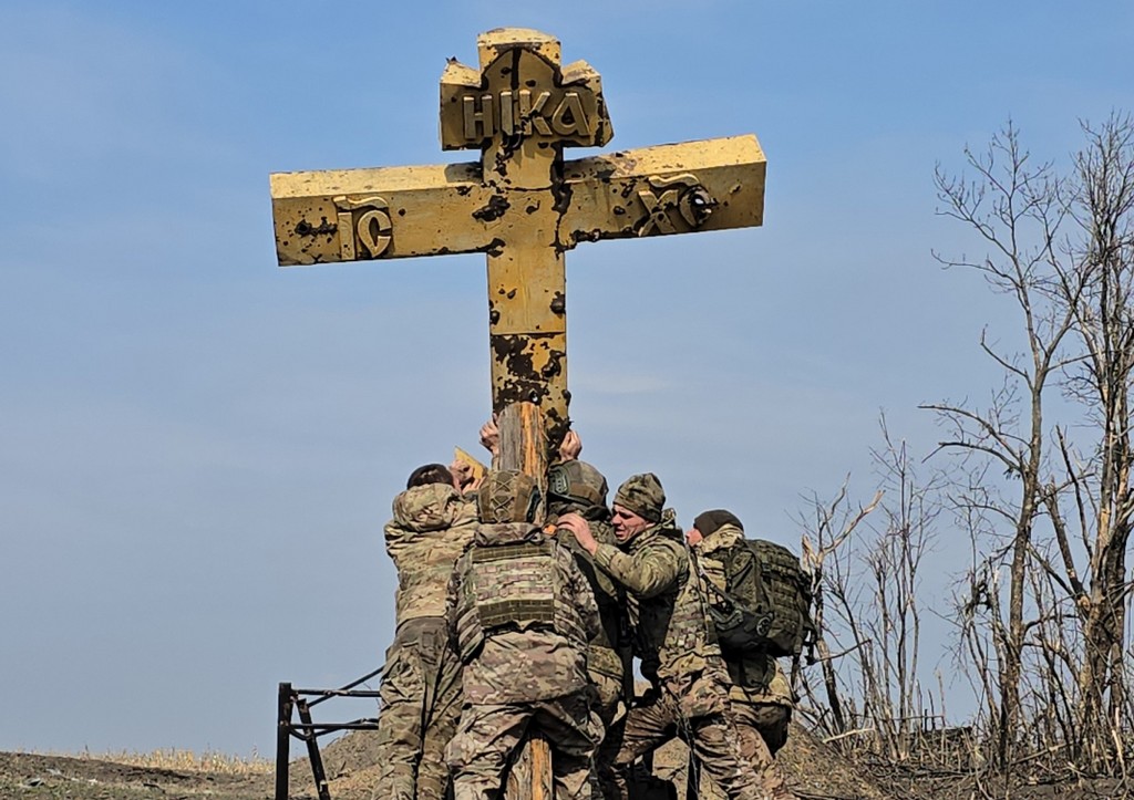 Бойцы штурмовых подразделений 51 и 119 полков 106-й тульской дивизии ВДВ подняли крест, который лежал на въезде в недавно освобожденное село Свердликово, Курской области