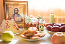 Пасха, танцующие коровы и поиски смысла - яркие праздники 20 апреля EasterCakeWithPaintedEggsApplesAndCookiesOnTable