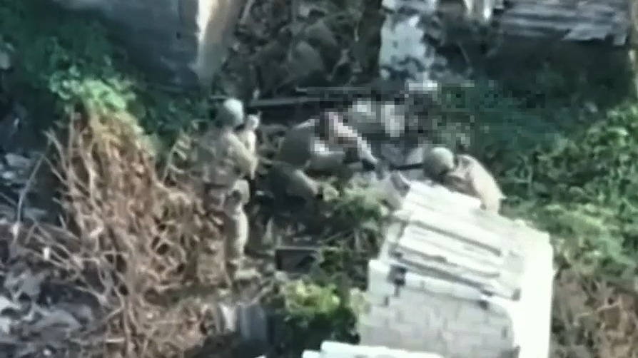 Дрон снял, как пленный боец ВСУ попытался отнять оружие у солдата РФ