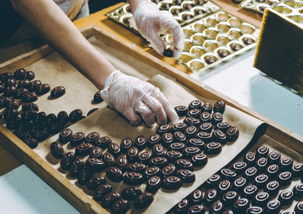 В России оценили потери бюджета из-за контрафактных конфет