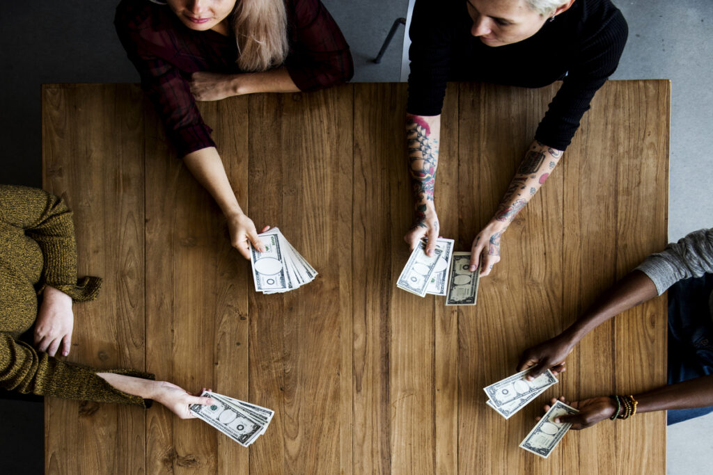 Разные люди держат деньги