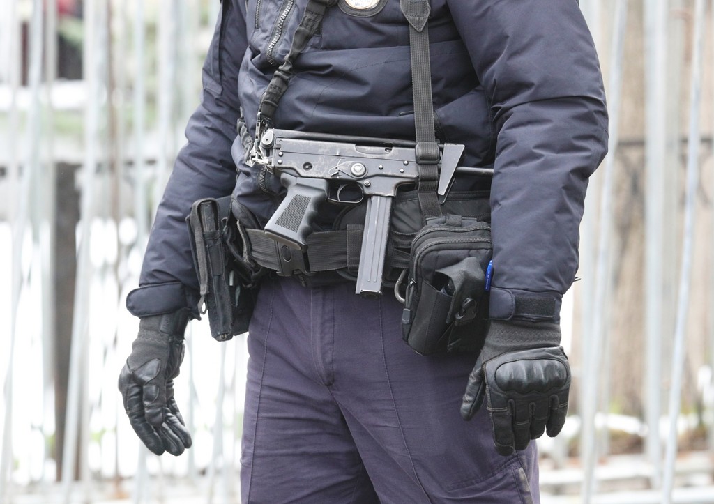 Попытка дерзкого ограбления ювелирного магазина попала на видео