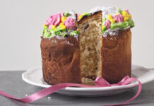 Советы Антония Борисова и Московского патриархата по созданию идеальных пасхальных куличей CutEasterCakeOnAGrayBackgroundAFestivePastry