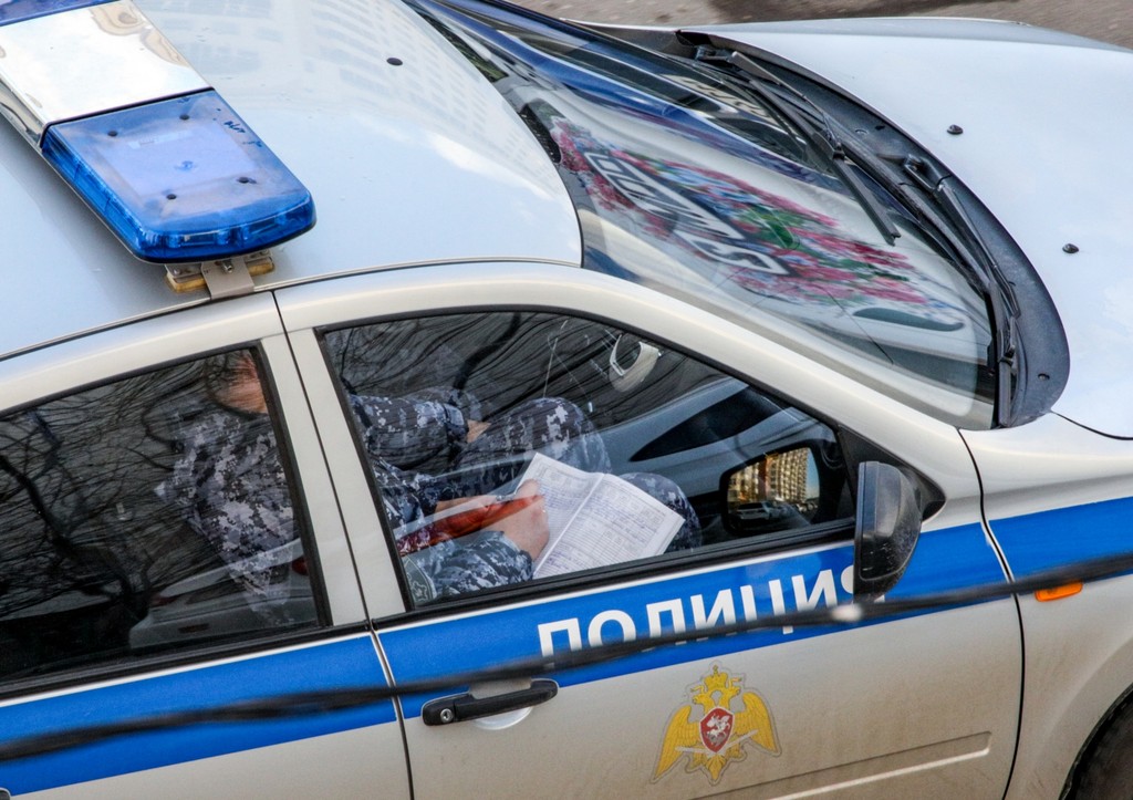 Мигранты закатили банкет на площадке во дворе и попали на видео